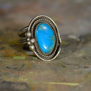 Southwestern style vintage silver and turquoise ring. Size 9.