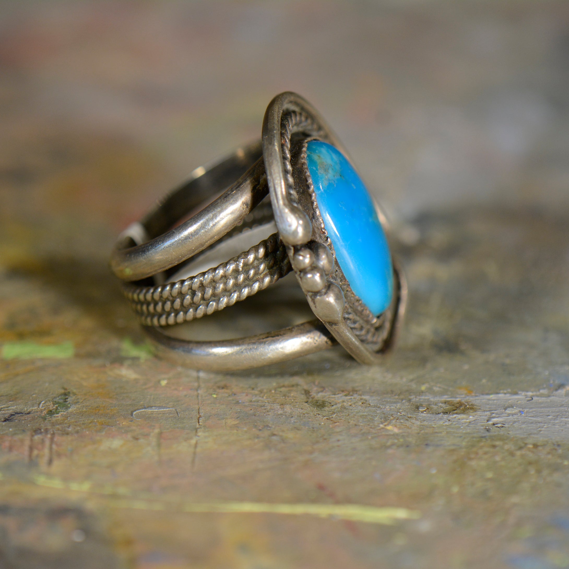 Southwestern style vintage silver and turquoise ring. Size 9.