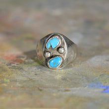 Load image into Gallery viewer, Vintage silver and turquoise ring. Size 11.5
