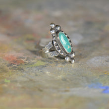 Load image into Gallery viewer, Vintage silver and turquoise ring. Size 5.5
