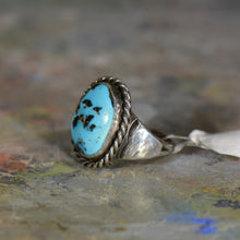 Load image into Gallery viewer, Vintage silver and turquoise ring. Size 11
