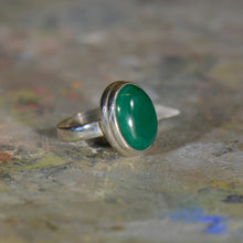 Load image into Gallery viewer, Vintage silver and malachite ring. Size 5.5
