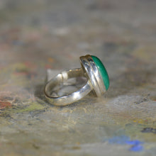 Load image into Gallery viewer, Vintage silver and malachite ring. Size 5.5
