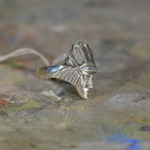 Load image into Gallery viewer, Vintage silver ring. Size 10
