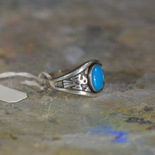 Load image into Gallery viewer, Vintage silver and turquoise ring. Size 9
