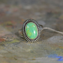 Load image into Gallery viewer, Vintage silver and gaspeite ring. Size 8
