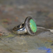Load image into Gallery viewer, Vintage silver and gaspeite ring. Size 8
