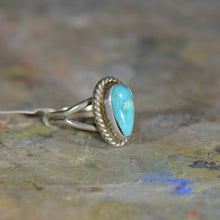 Load image into Gallery viewer, Vintage silver and turquoise ring. Size 4
